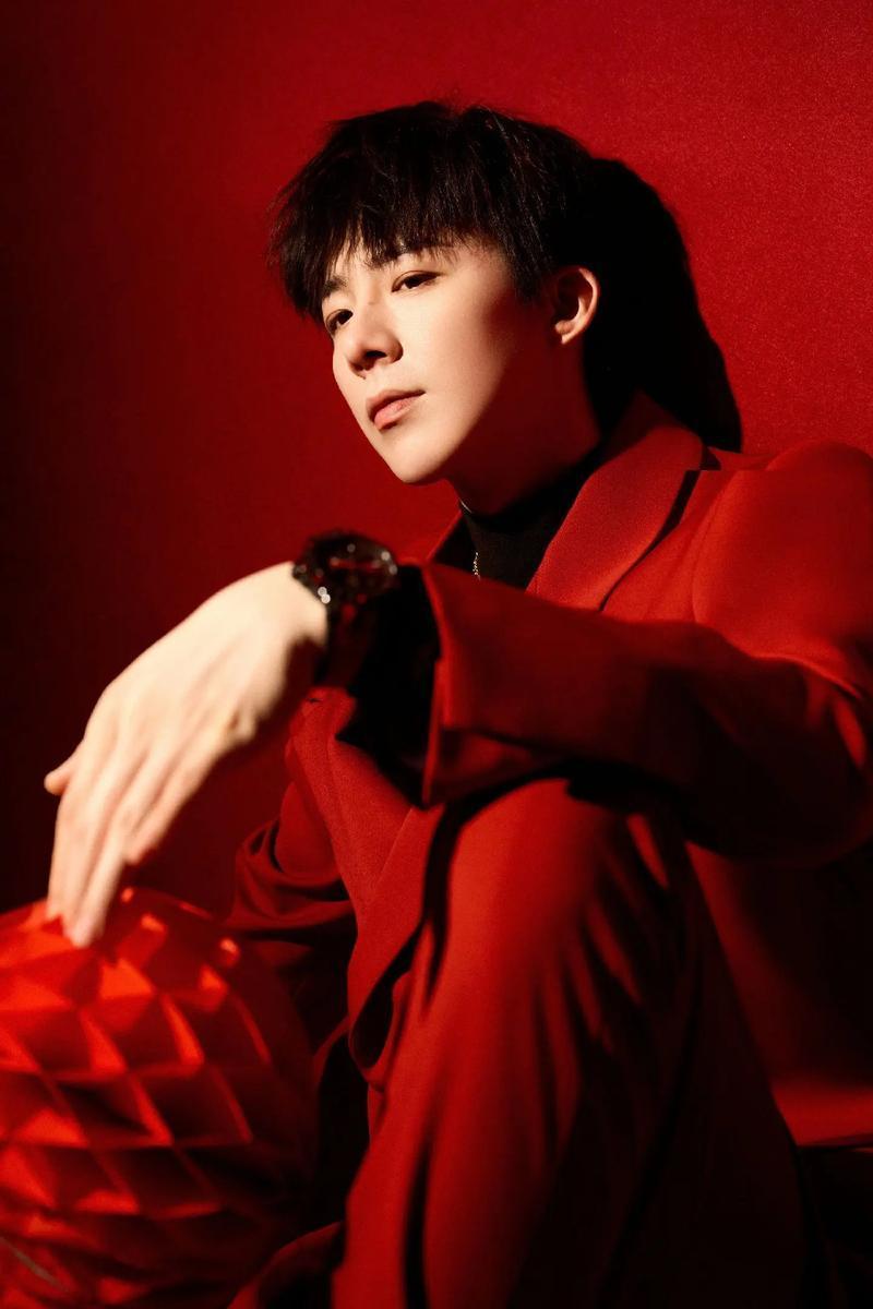 超话大赏刘宇宁的舞台光芒四射，每一帧都是心动暴击，超话大赏等你来打call！ 摩