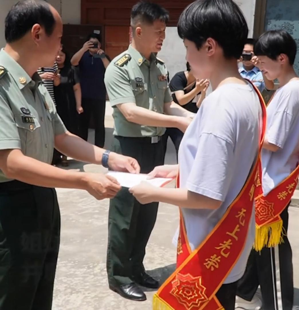 这是真的逆天改命了！山东曹县，赵国颖和赵国玉姐妹俩，父母都是种地的农民，但这俩孩