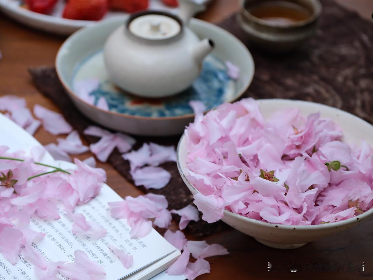 上午在露台坐着喝茶，
起风了……
眼泪汪汪，不知是何种原因，
是杨花迷了眼？
更