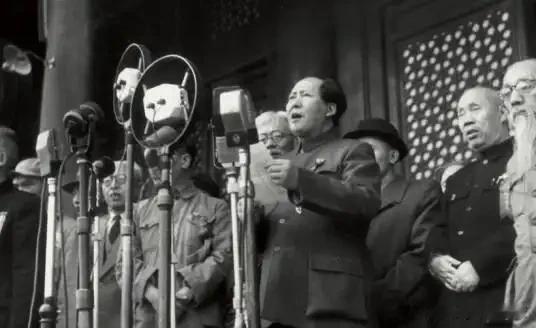 为什么有一些人，在战争年代对毛主席无比崇拜，建国后却对他不满？因为毛主席没有让他
