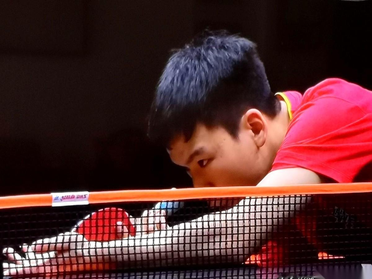 一上来就7:11输了第一局。
说真的，看这种比赛，心脏比自己上场还紧张。我们的小