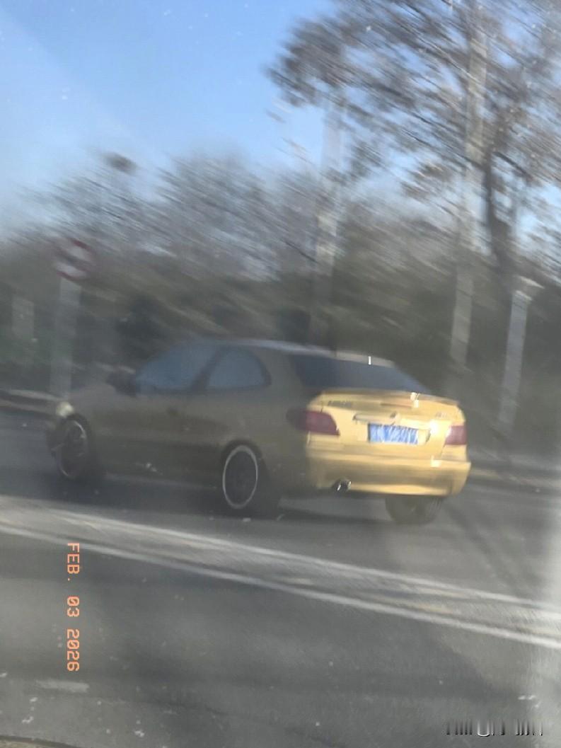 北京街头偶遇雪铁龙赛纳VTS，双门Coupe造型还真挺漂亮，更可贵的是还是个京牌