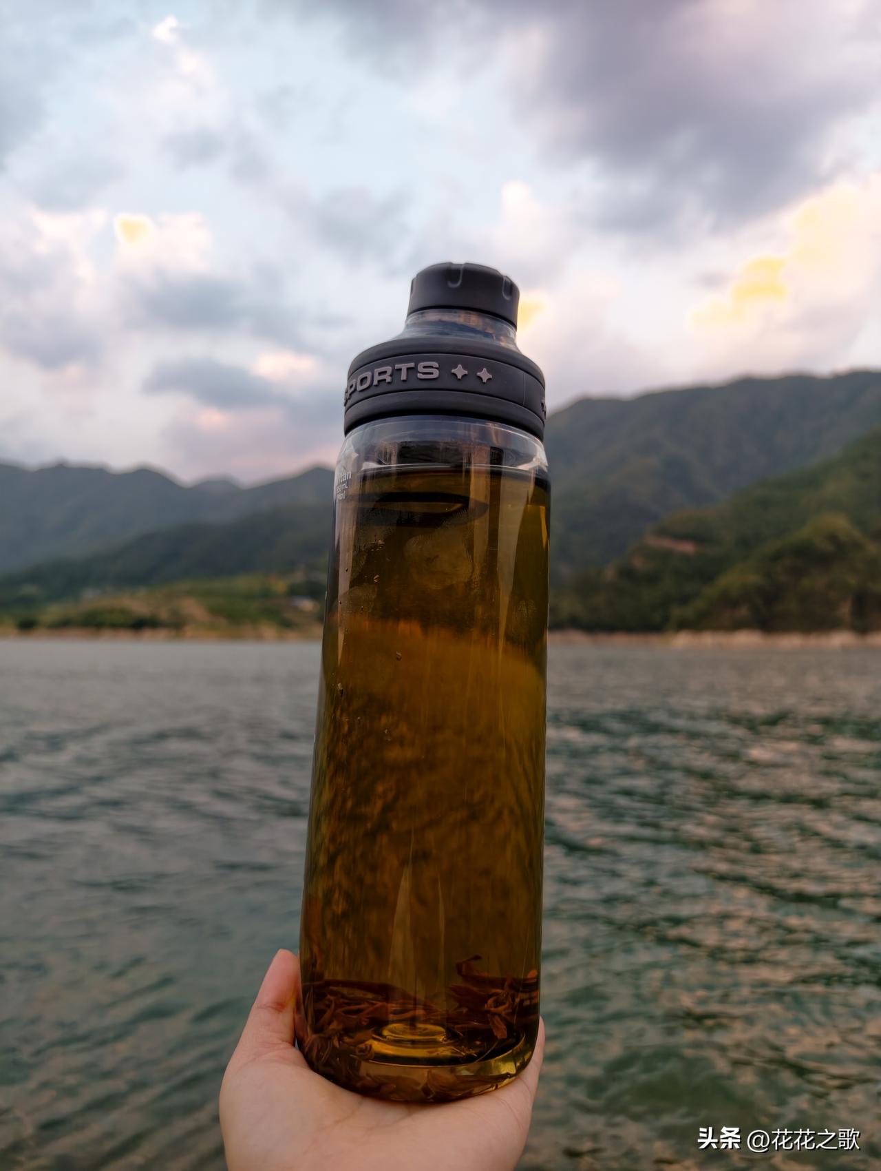 是不是因为怕内外温差太大，瞬间刺激肠胃，容易引起不良反应。

不过现在已经不是小