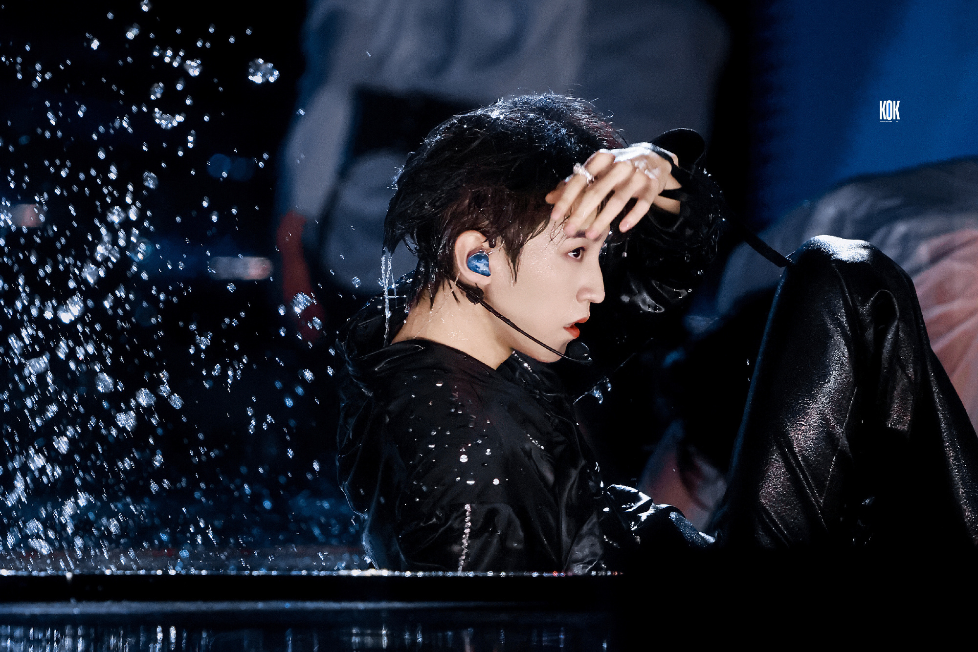 王俊凯｜江苏卫视跨年开场大秀，黑色系穿搭配红底鞋，化身舞台的掌控王者，此男为神已