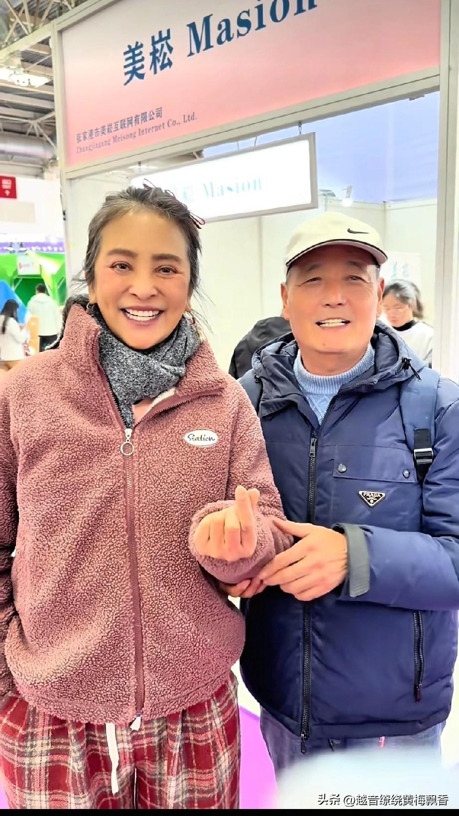 这位粉丝实在太有趣啦！他在车站偶遇李勤勤后，赶忙上前热情地提出合影，还兴奋地说道