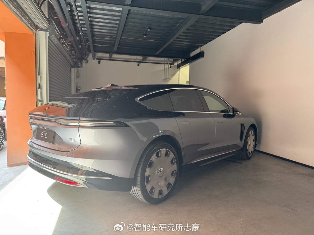 看完新的et9地平线版——俗称蔚巴赫，尊的味道太浓了，太尊了。现在再看签名版，瞬
