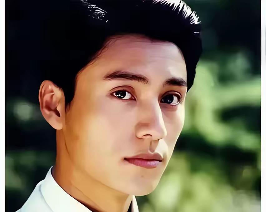 陈坤绝对是最恐怖的存在，
因为他的变化用医美、整容无法解释，之前他是深眼窝、大眼