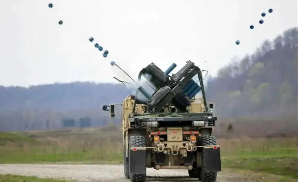 美国取消了对杀伤人员地雷的使用限制。美国媒体报道称，美国战争部长皮特·赫格塞斯已