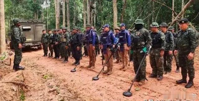 泰国士兵踩雷断脚！柬埔寨硬刚：你别乱指！ 2025年8月9日，泰国陆军突然放话：
