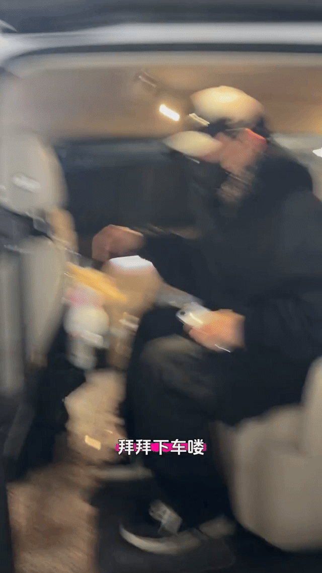 胡彦斌这波社死名场面必须拥有姓名！粉丝的上车摇直接把他整不会了，低着头找东西的样