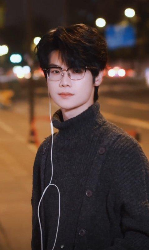 Oo3用新穿搭提醒大家天冷了，注意保暖哟~~ 