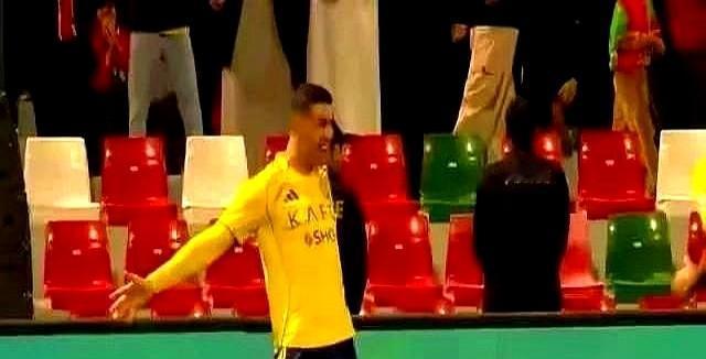 刚喊完稳了，这冠军又悬了。

利雅得胜利2-3客场输给吉达国民。赛后C罗叉着腰，