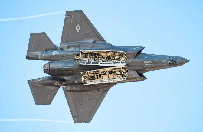 不止座舱盖！F-35的弹舱门也被运到中国香港？

那批因不明原因被运往中国香港的