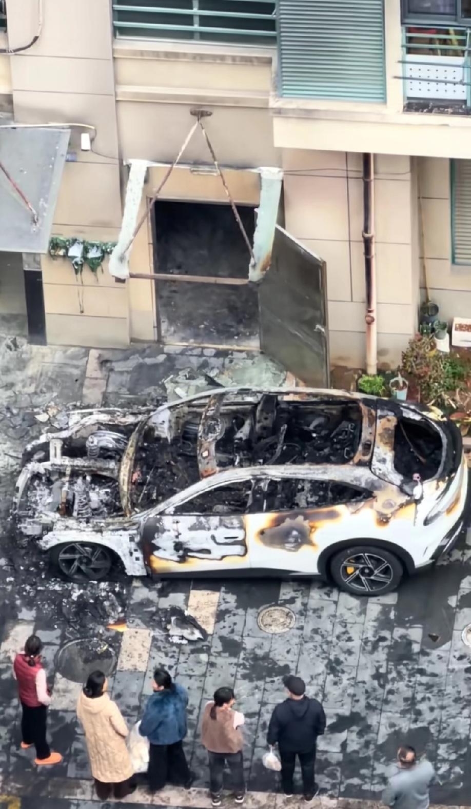 猜车环节，这是什么车？这种可以全款全损吧？
浙江宁波，网友发视频称:新车还没有上