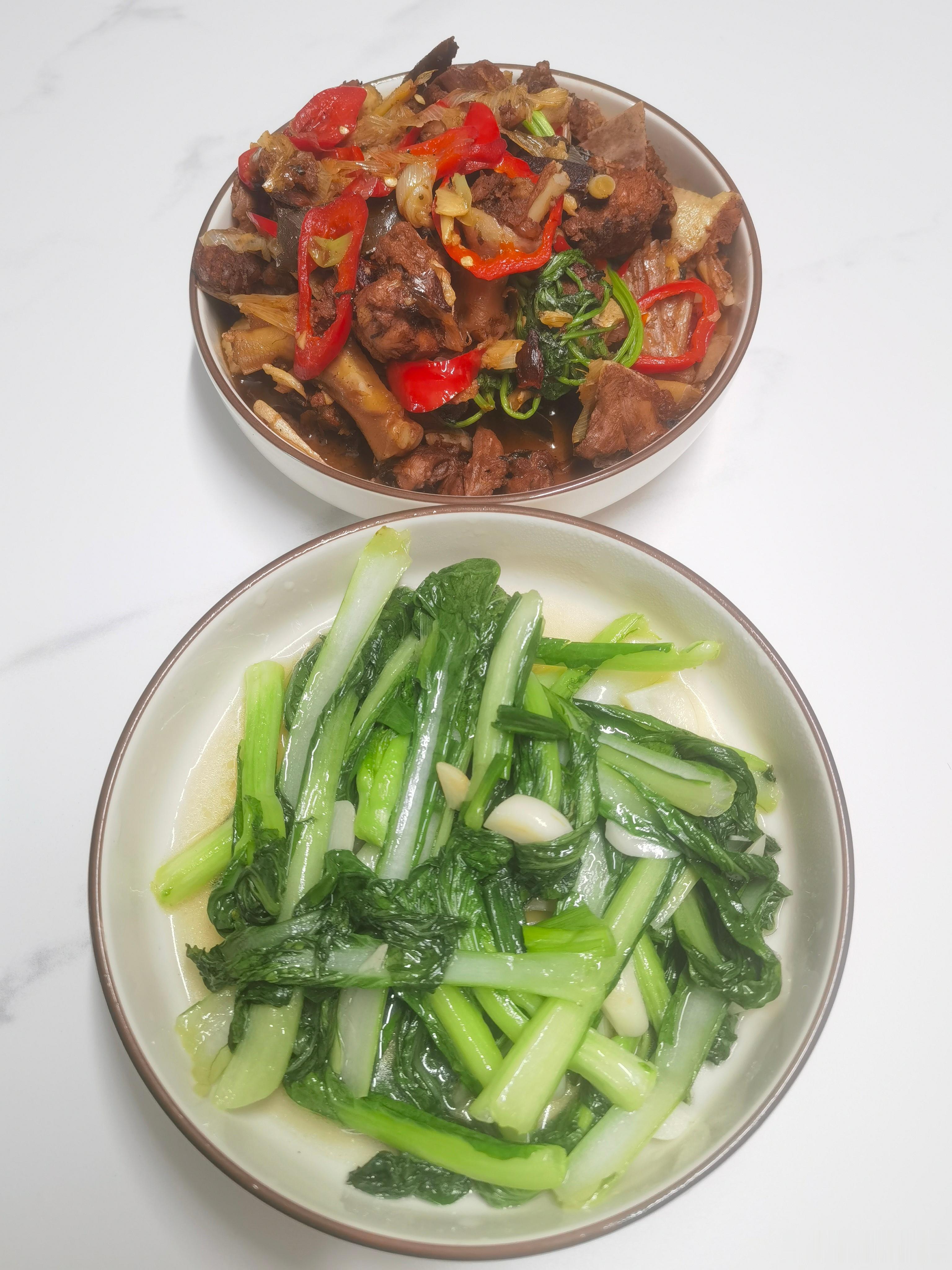 晚餐：啤酒鸭+清炒菜苔。周五晚上，要好好款待自己！ 