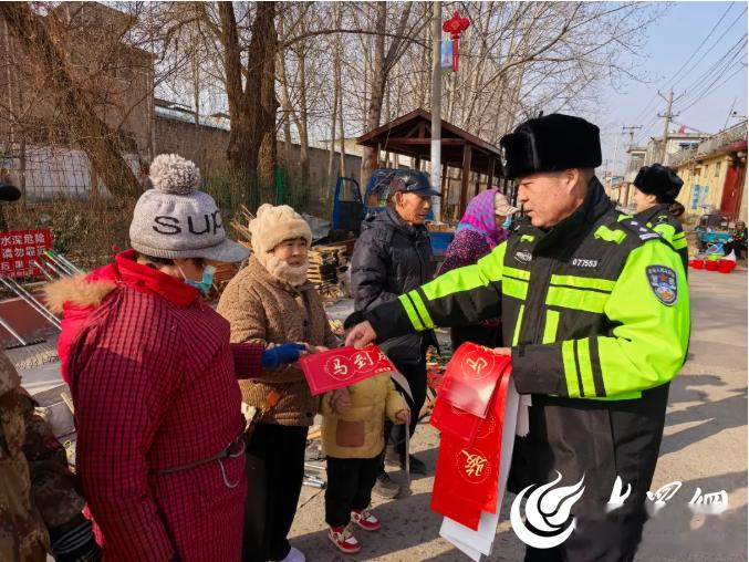 情暖大集护平安 北城交警送“福”来