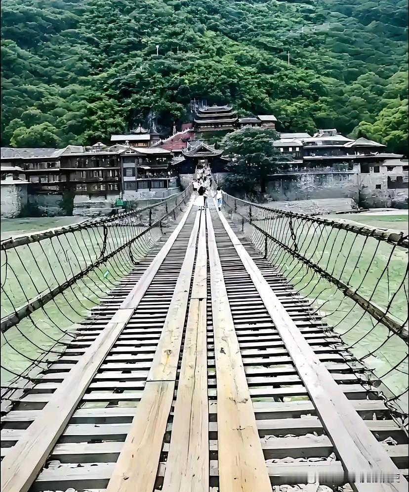 近日！一名女子和老公到四川甘孜旅游时来到了泸定桥上，女子站在桥边突然嚎啕大哭，不
