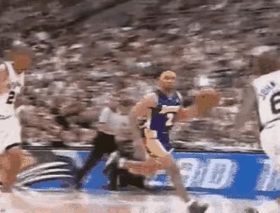 科比这个空接给人一种YYDS的感觉，用四个字来形容，那就是游刃有余。 