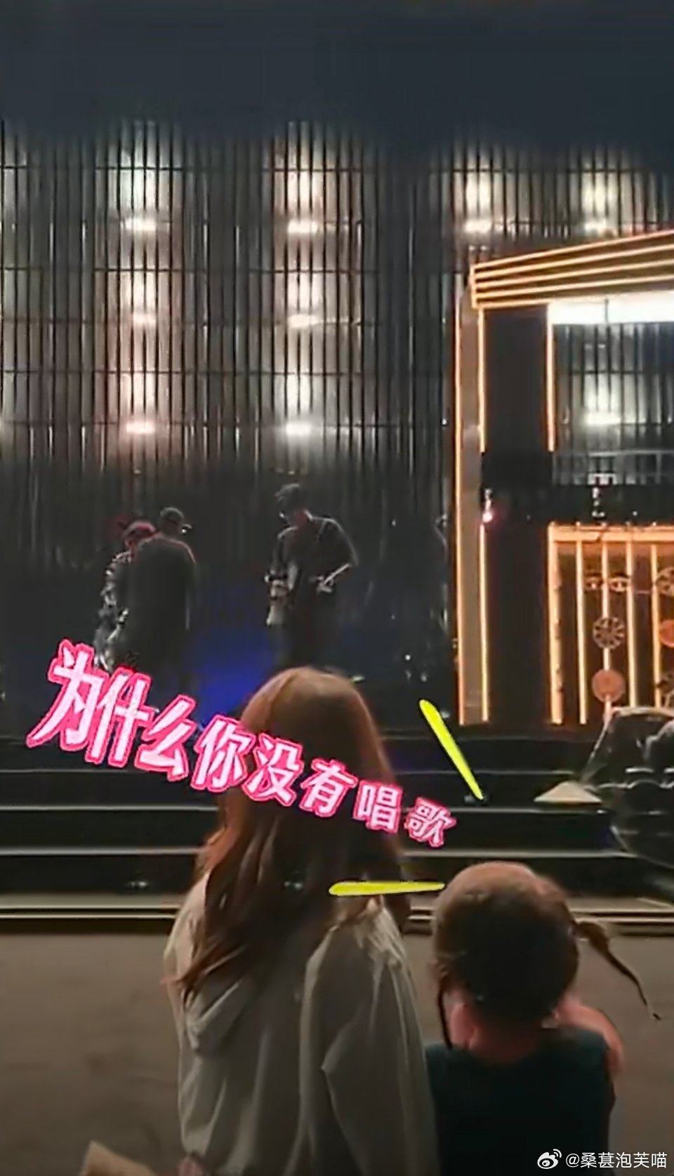 周杰伦小女儿台风鸟巢彩排戴着墨镜上台，奶声奶气质问老爸为啥不唱歌，还自信问大家“
