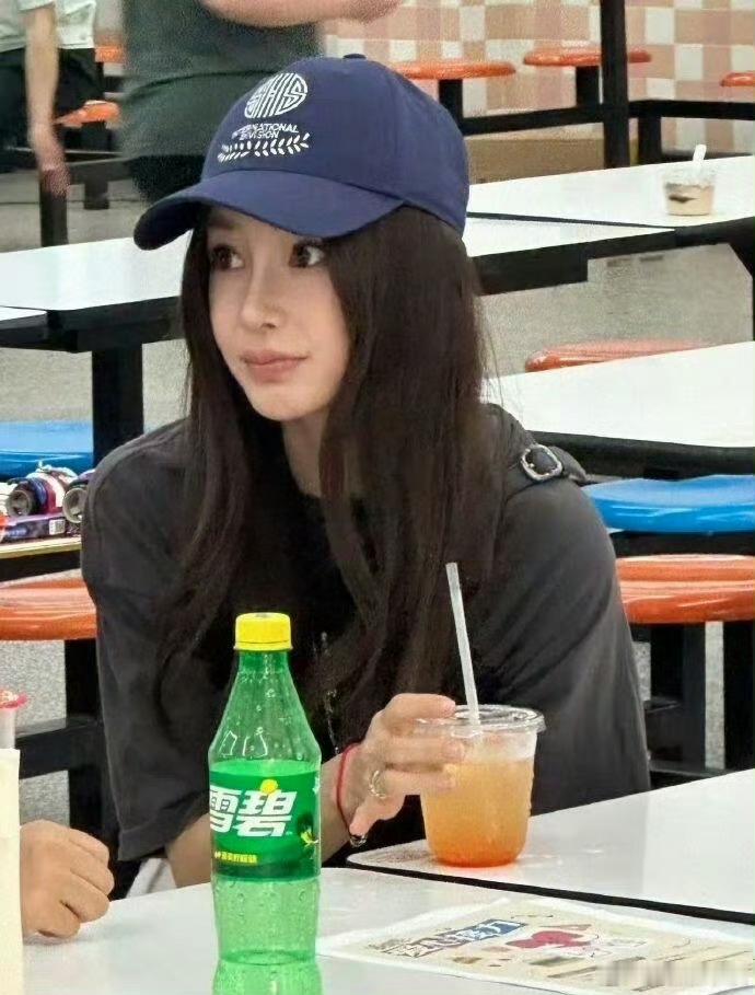 Angelababy参加小海绵学校义卖会母爱从不缺席 