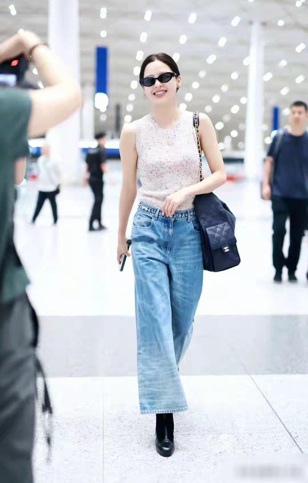 辛芷蕾出发巴黎香奈儿时装周，穿牛仔裤搭配无袖上衣，又A又飒 ​​​