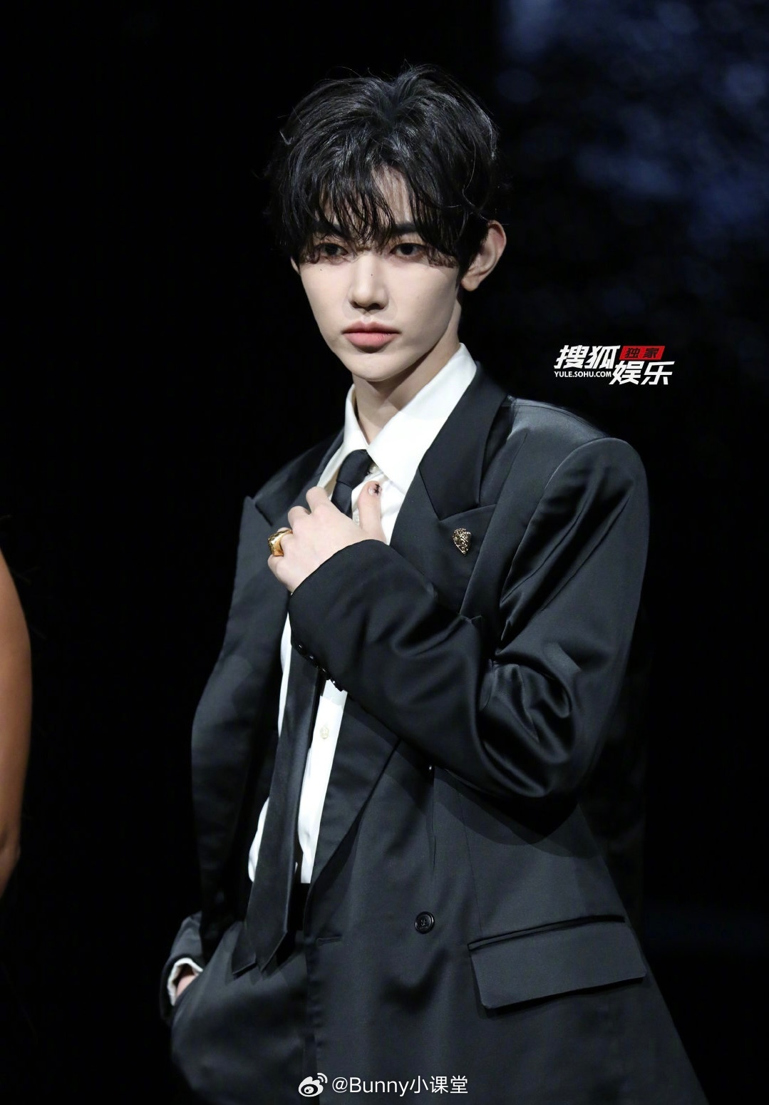 微博之夜红毯章昊生图来了，没有韩式打光，状态还OK吗？ 