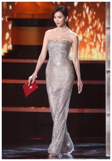 眼珠子就好像粘在他妈呢身上一样扒都扒出来。
娱乐圈要是有这样的资质，一般都会大红