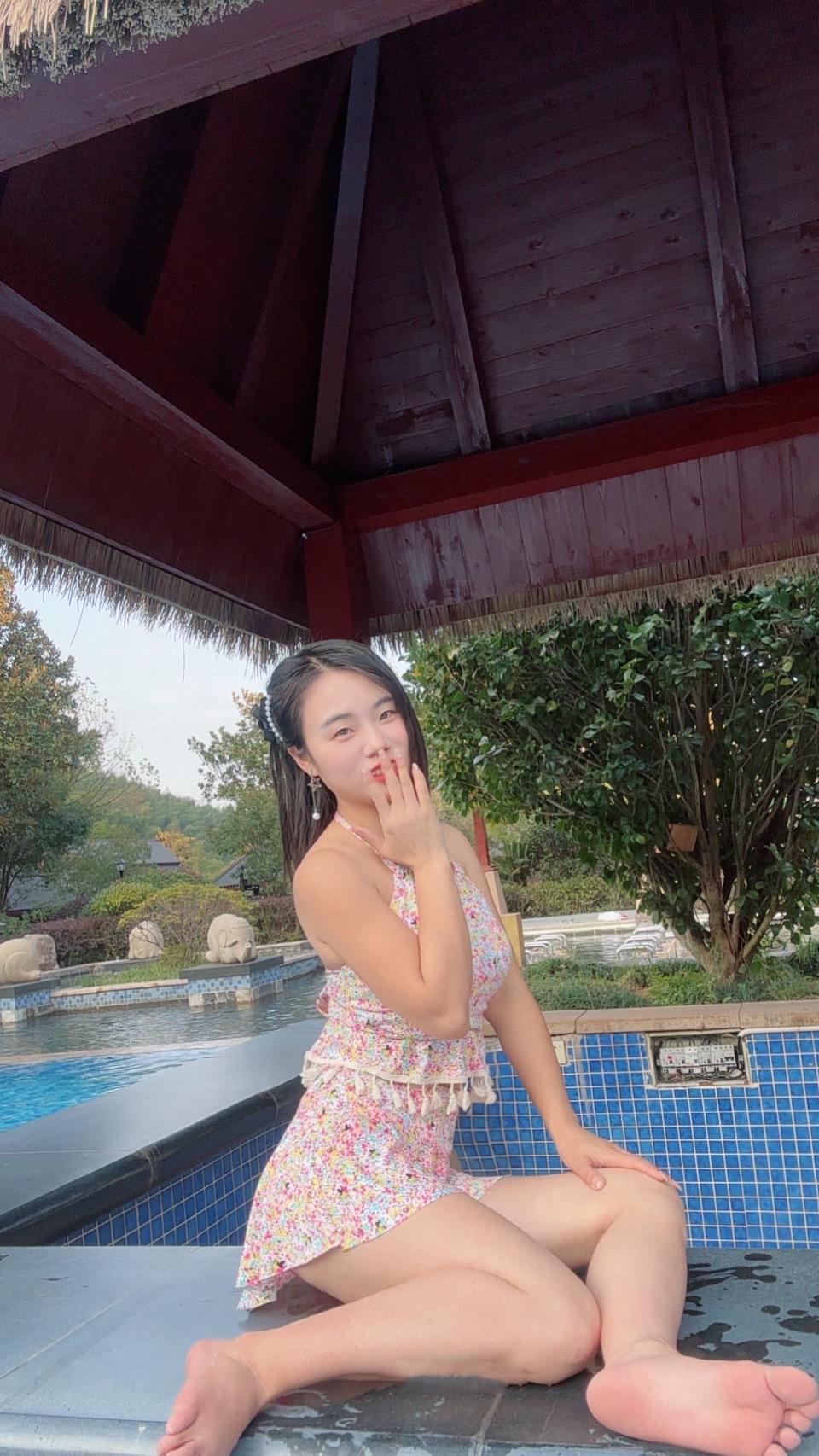 幸福从来都不需要大肆宣扬 当某一天看见那双眼睛爱笑 更明媚了 这或许就是答案.