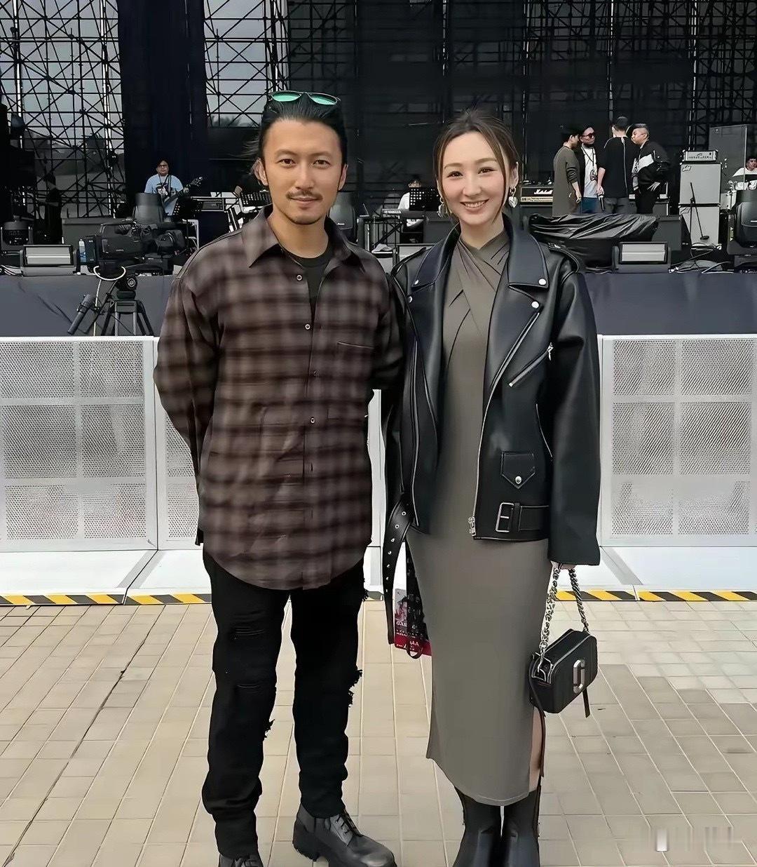 谢霆锋身旁的这位美女，看着特别眼熟，可一时半会儿，就是叫不出名字！谁能告诉我她是