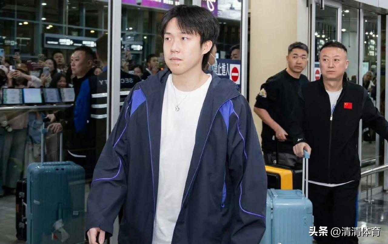 刚落地澳门的国乒队，私服风格各有态度，却都带着一股“要拿冠军”的劲儿
 
王楚钦