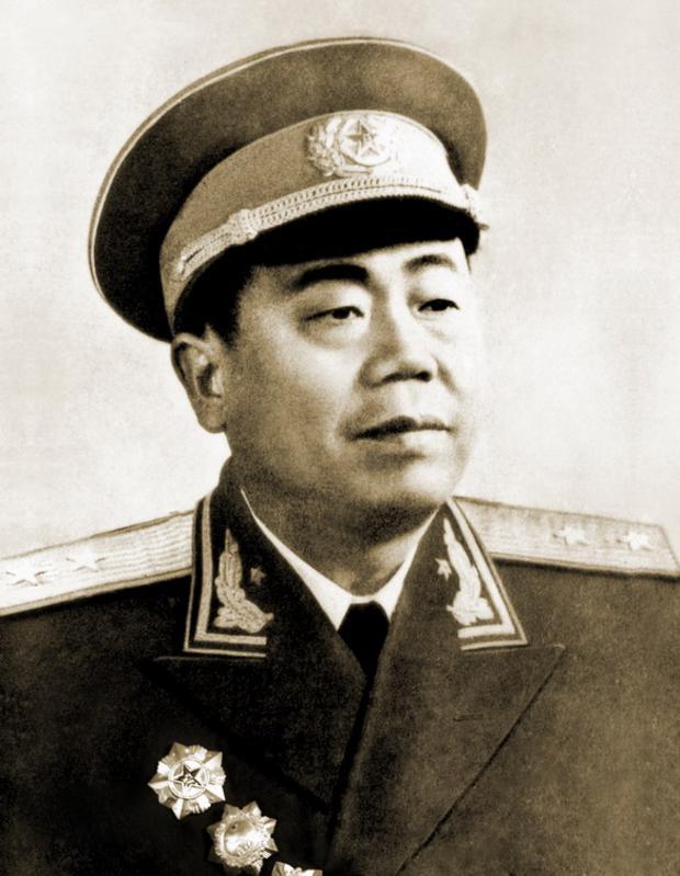 “黑虎将军”聂凤智暖心一幕：一句家常问话，揭开姑娘心底的伤痛
 
据当年疗养院相