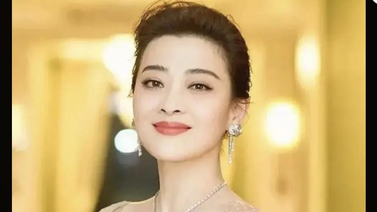 资深演员梅婷语重心长地寄语年轻一辈：在演艺道路上，切勿过分挑剔与拣择。她鼓励年轻