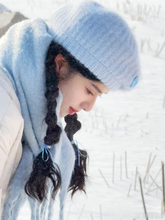 #张婧仪冬日梅子妆#张婧仪完全是雪地里的蓝色小精灵🧚🏻❄️ ⛄️张婧仪冬日梅