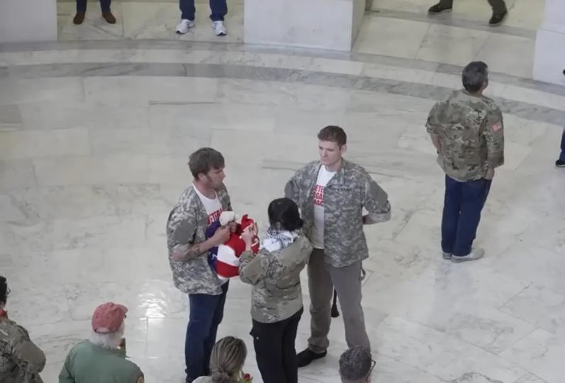 美国退伍军人在国会大厦抗议伊朗战争 美国国会警方对其实施逮捕。
   美国退伍军