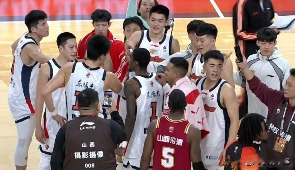 得罪广东球迷一句，让我说，广东这赛季拿不了总冠军，别看现在广东排名联赛第二，实际