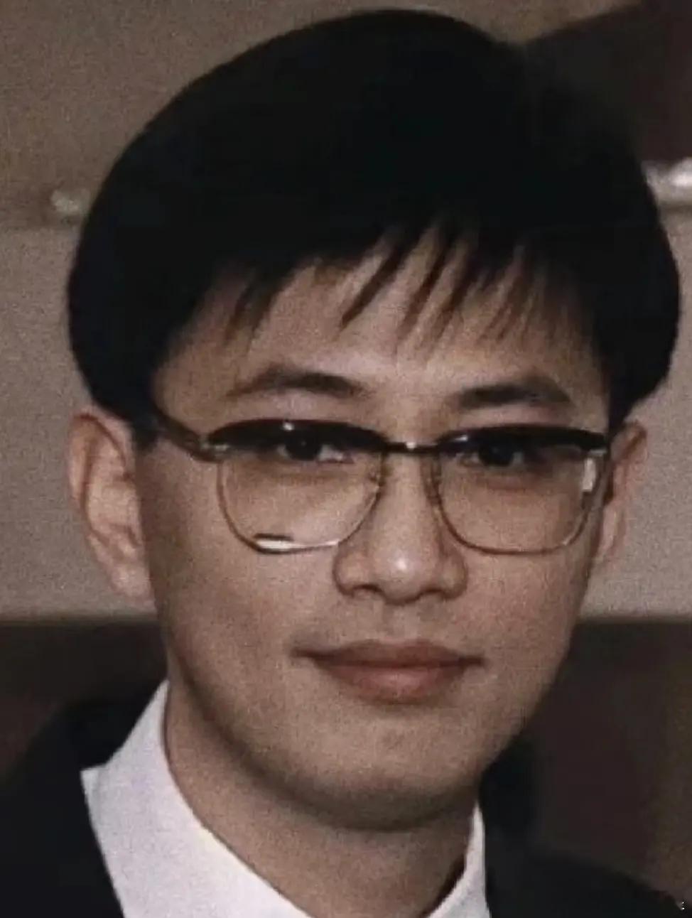 王家卫年轻的时候算帅哥吗？我们也来友好礼貌的点评一下[偷笑]王家卫说唐嫣很装 ​