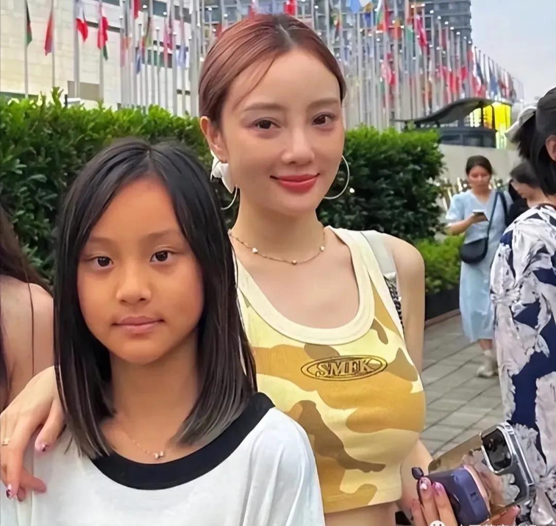 李小璐女儿，引发热议！

1月4日，李小璐的11岁女儿甜馨，突然登上了热搜，让人