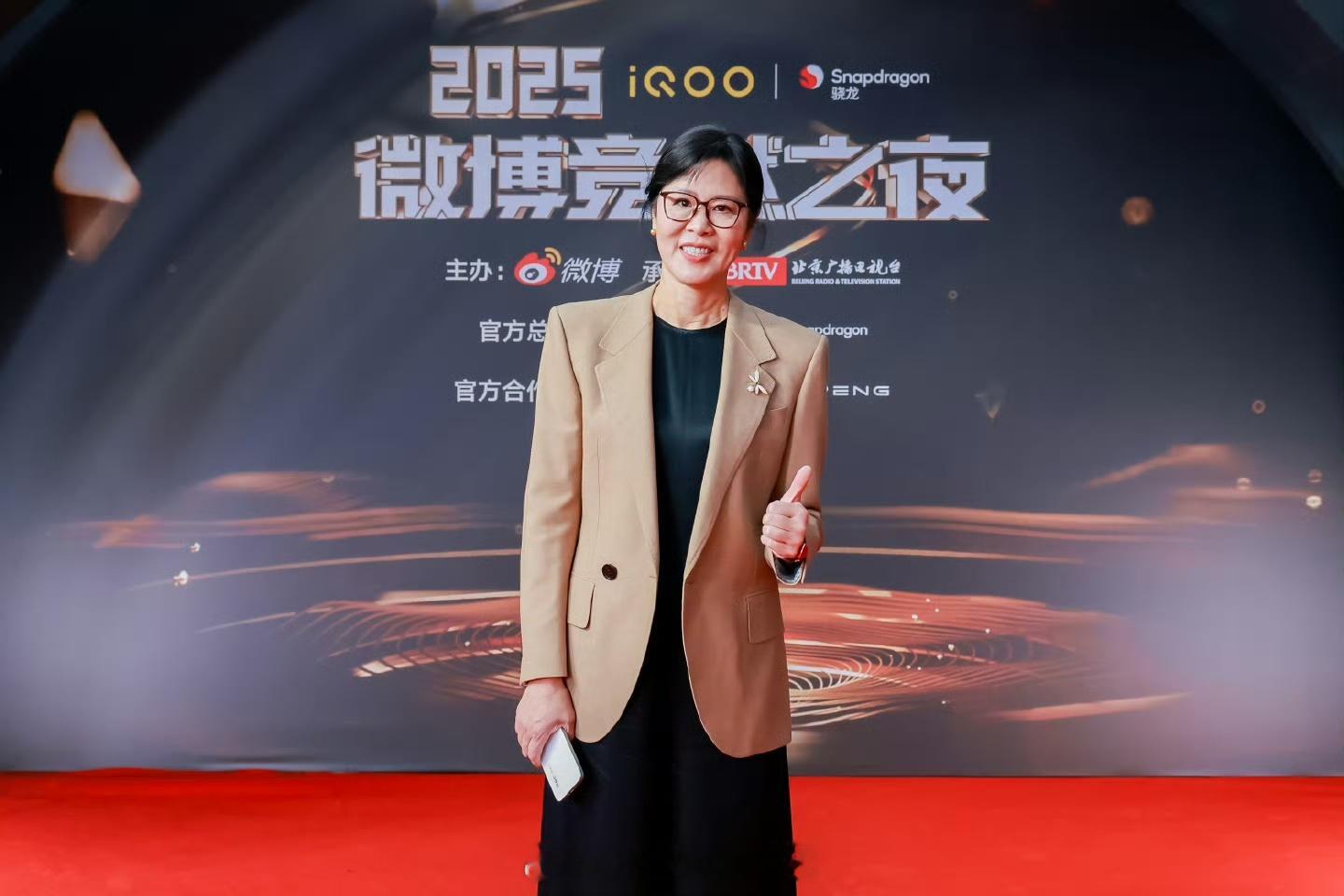 一年一度竞燃之夜，今年郎平，任子威等体育界大咖云集～战场好像人人都有礼物，原来是