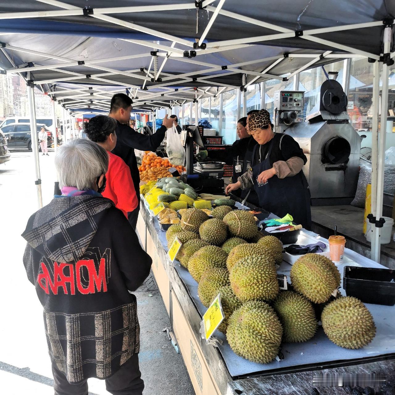 整治和不整治就是不一样！

三八广场新隆嘉超市敞亮整洁了！

头两天，我俩开车到