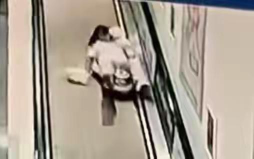 女子怀抱五个多月的婴儿在扶梯上被身后玩具车撞倒，怀中婴儿也被摔倒在地！已报警
