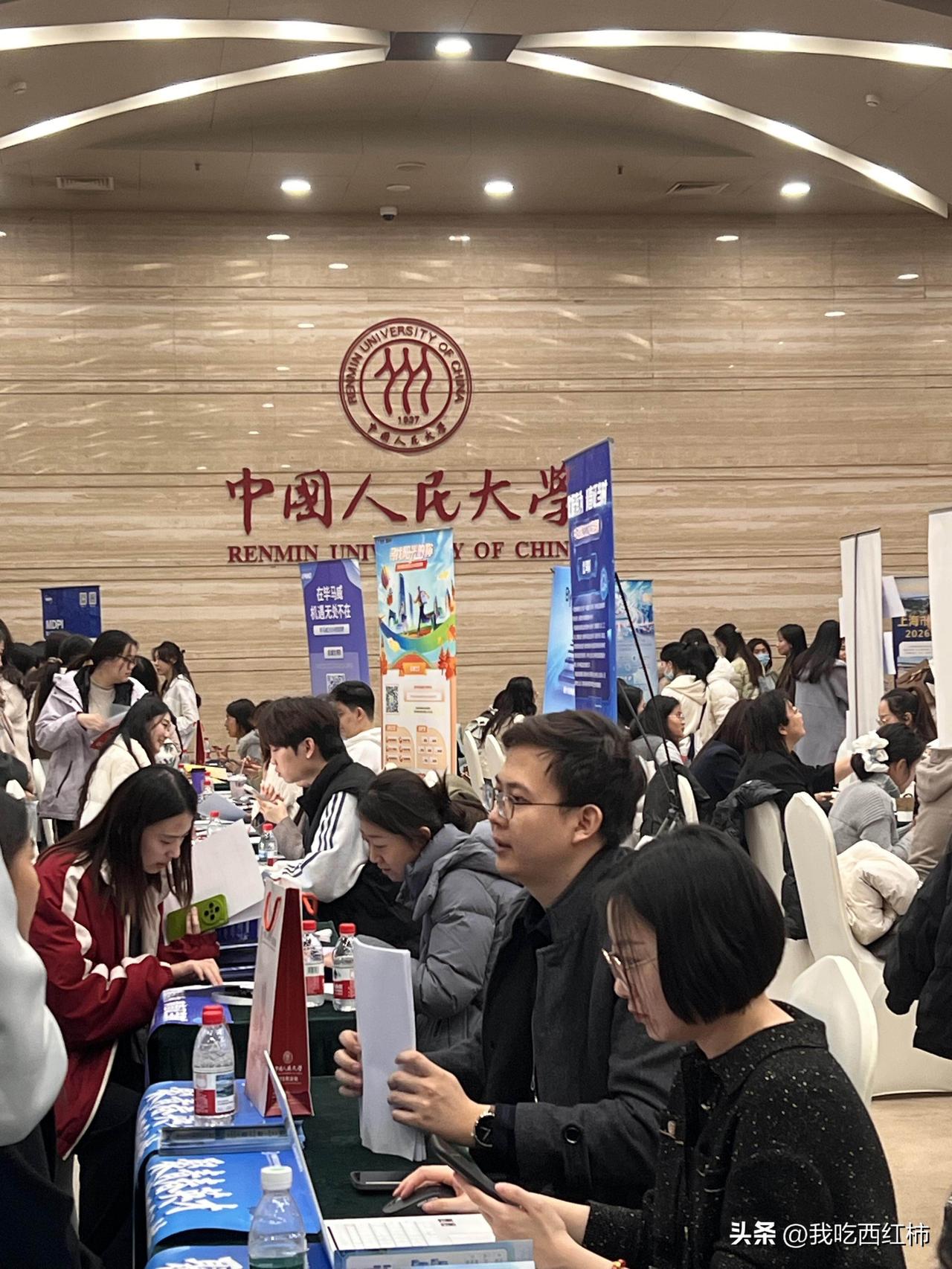 人民大学女大学生招聘会参加感想
因为去年一整年都在国外，招聘会双选会一场没赶上，