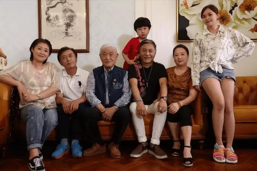 老子英雄儿好汉，66岁的演员王侃因淋巴癌离世。他是老艺术家牛犇的次子，随母姓王。