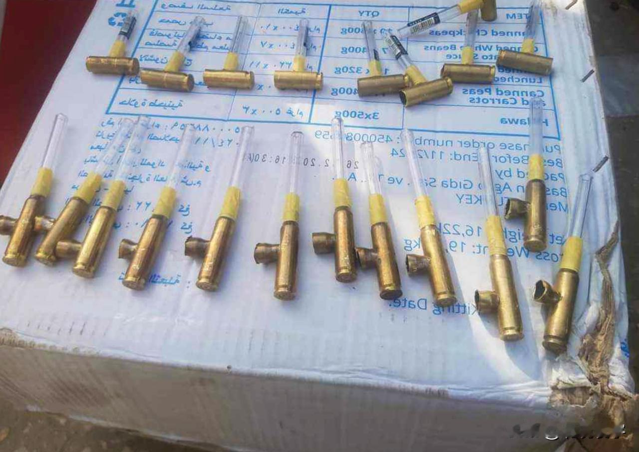 4月29日，在巴勒斯坦南部汗尤尼斯市，一位巴勒斯坦人用以色列国防军留下的弹壳和笔