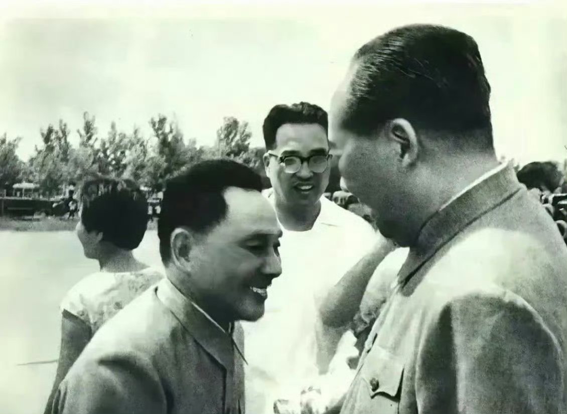 小平那时候是真年轻啊，见到毛爷爷就跟小孩见了家长似的。想想也是，没有毛爷爷，哪有