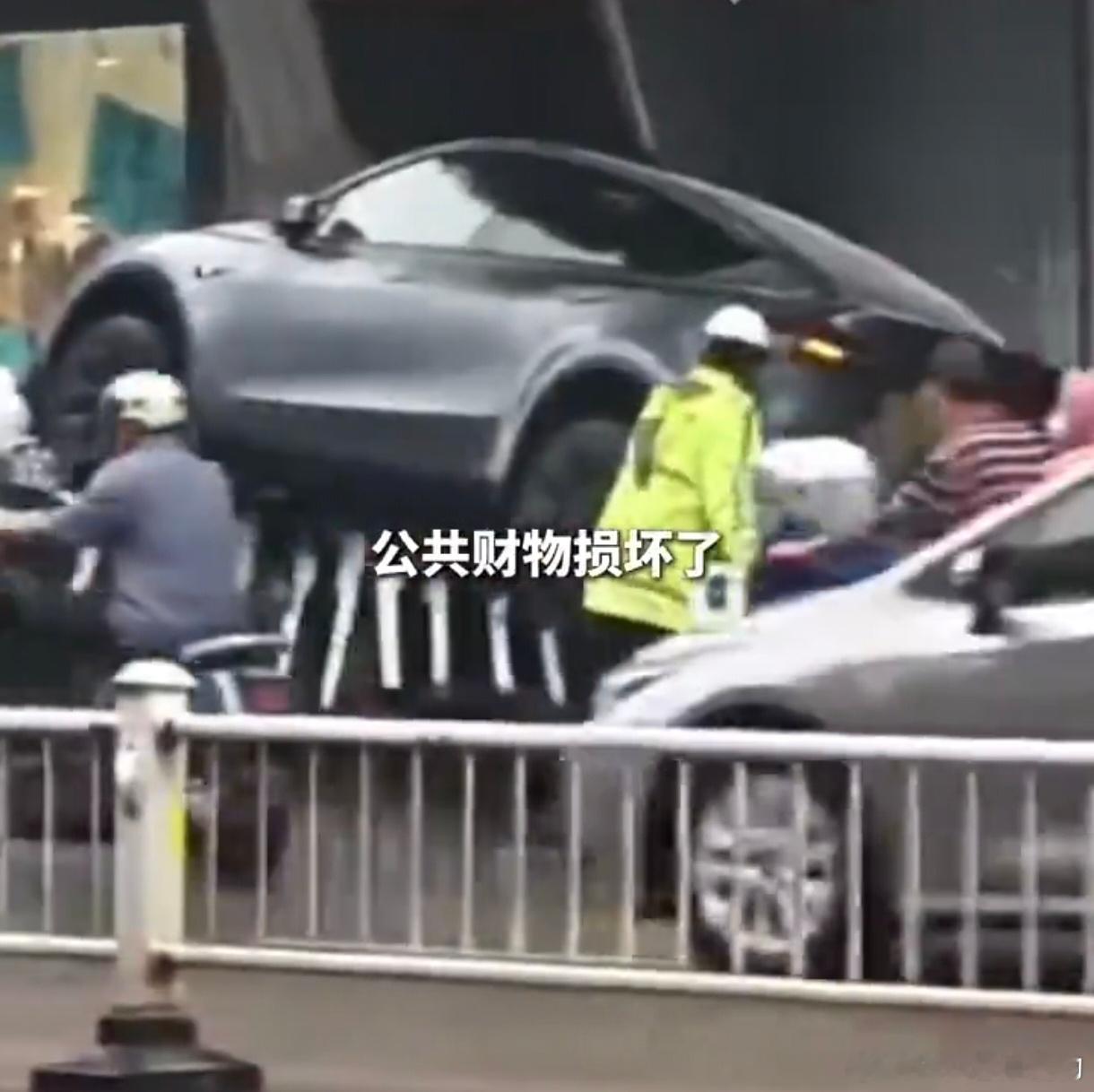 官方回应特斯拉撞上锁车柱特斯拉热度回来了热搜出现了名字就是车型Modely没有出