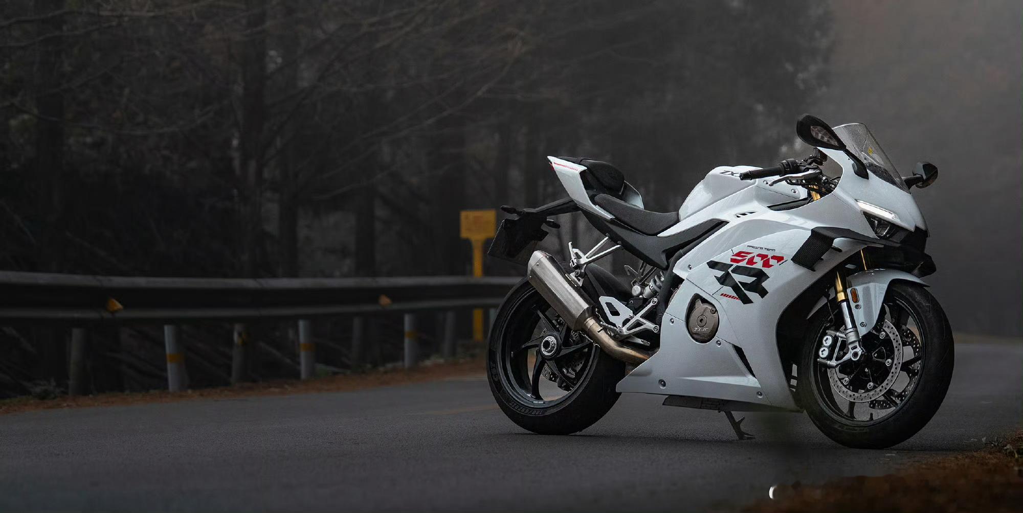 荣耀张雪机车战略合作荣耀这波找张雪合作，路子挺对味的。张雪是机车圈真·实干派，从