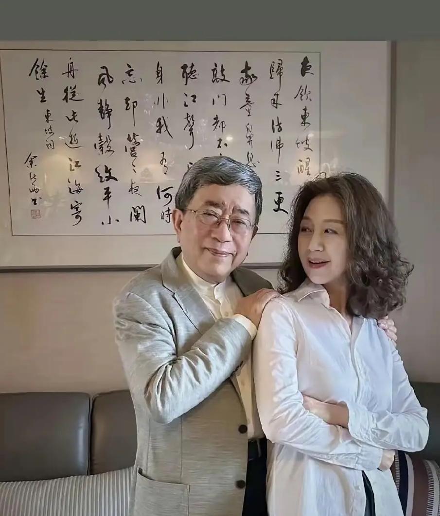 一个八十岁，一个六十四岁，都好年轻呀！

八十岁余秋雨一身浅灰西装，脊背挺直气质