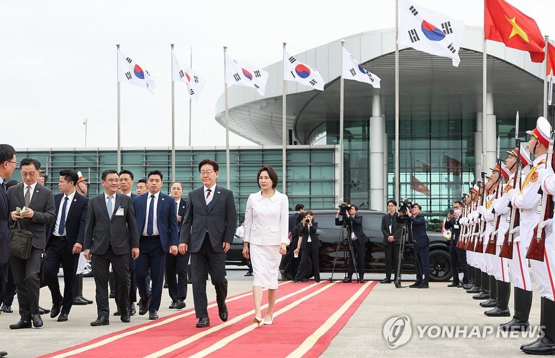 李在明与夫人离开越南返程！4月24日韩国总统结束越南行程，携手夫人一起前往机场回