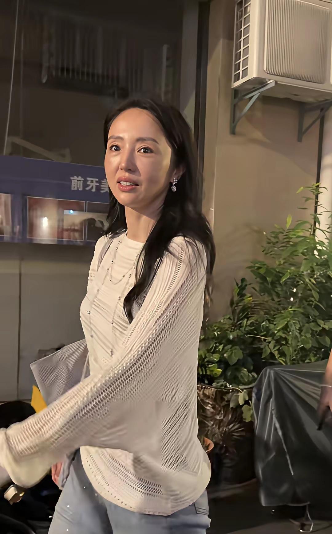 董璇走在厦门斗西路，几乎素颜的妆，原相机下看起来不是很年轻了，应该没有医美，皮肤