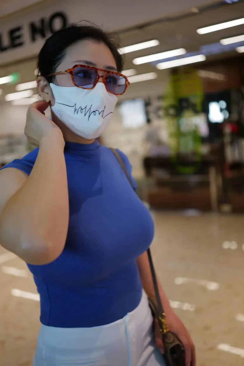 性感，是举手投足间的风情万种，不是刻意的显露，而是不经意间流露的韵味，每一个动作